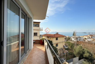 Spacious apartment for long-term rent just steps from the sea!